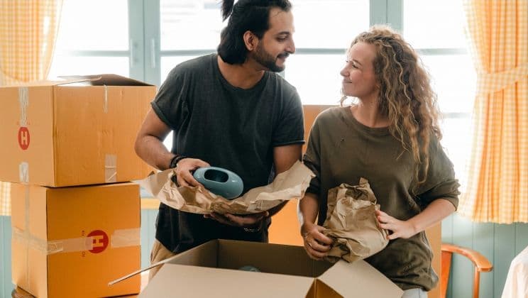 Familie verpakking in opslagruimte